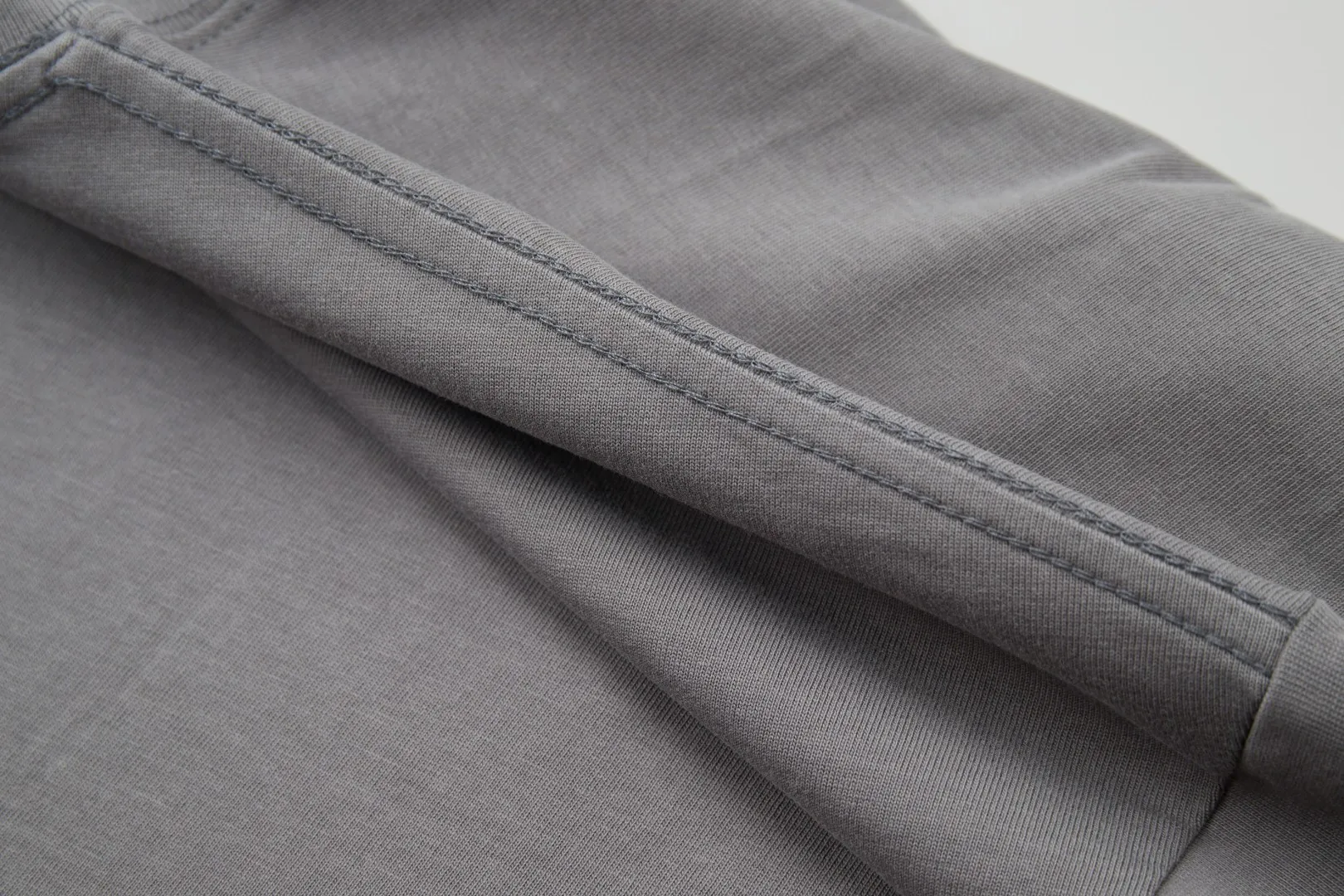 🅿️230 ✨CH✨🆕25SS Spring and Summer New Style Crow Heart✝Rack Logo Embroidered Short Sleeves Light luxury essential item for daily commuting for men and women Correct version Welcome to compare Detailed features · 260g 100% pure cotton double yarn jersey fabric · Custom dyed in the same cylinder, special thickened 32 count double-ply 1X1 thread · Double needle stitching and cross-stitching technology · Original main mark, washed tag, brand moisture-proof paper packaging Color: white/black/grey Size: S/M/L/XL